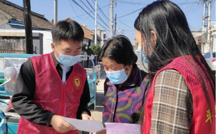 9月2日，镇里的事情职员正在给村民宣传生物质清洁取暖和的利益，从经济、环保、清静、高效、便捷等方面向群众详细先容，并向现场群众和过往行人发放《生物质颗粒炉具政策解读及装置明确纸页》，对群众体贴关注的问题举行答疑解惑。